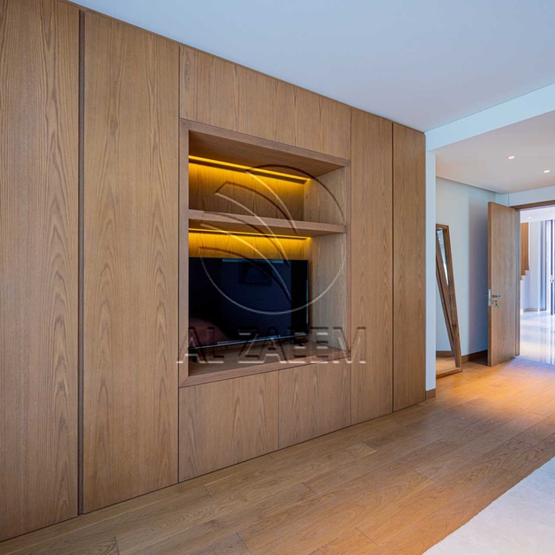 √Luxury Living | High Ceiling | Single Row Corner√