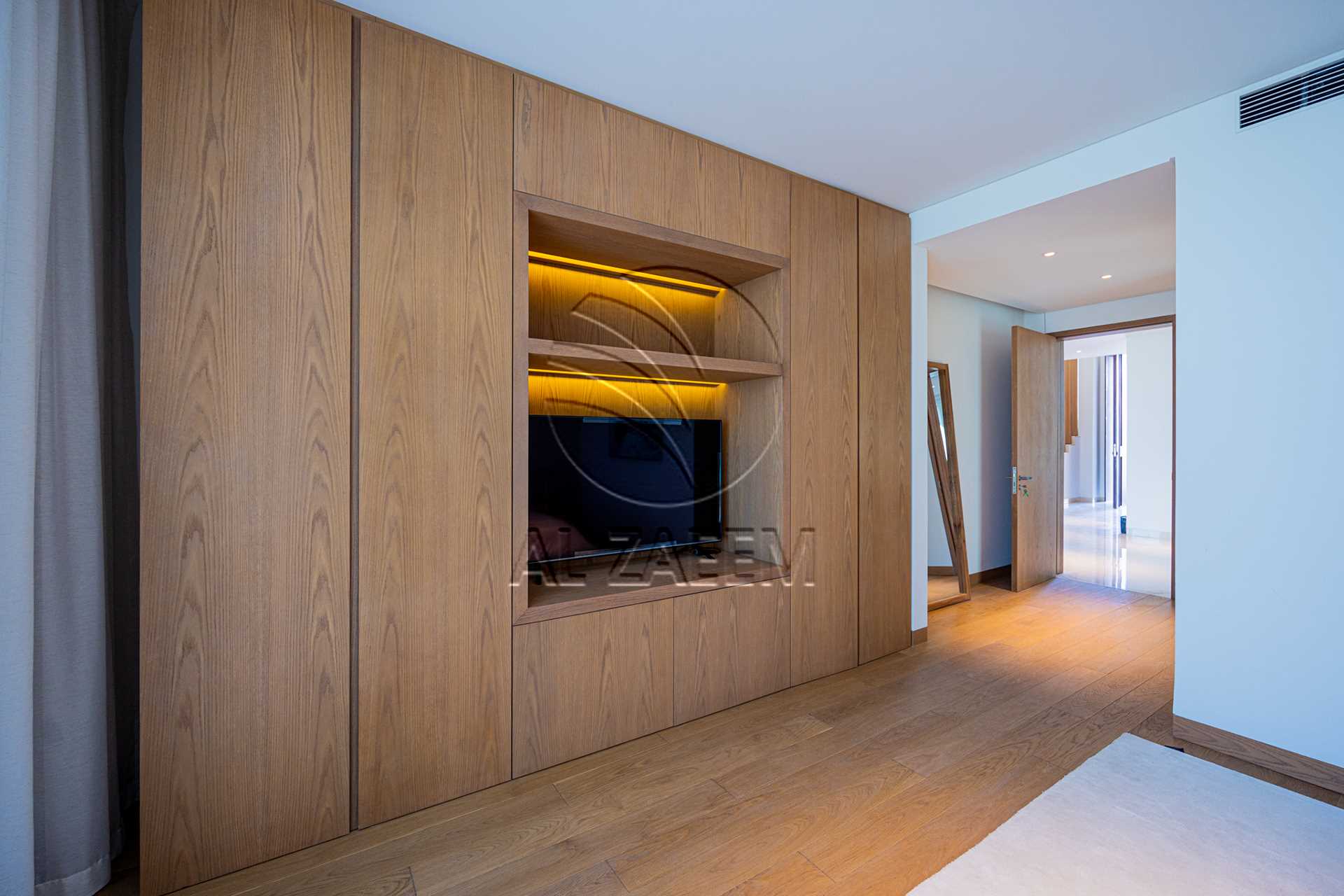 √Luxury Living | High Ceiling | Single Row Corner√