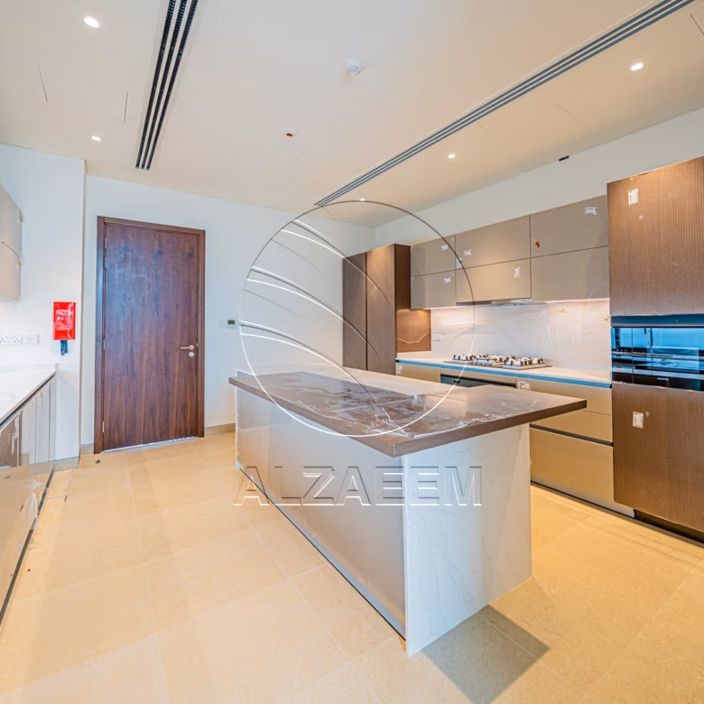 √VACANT Exclusive V-5 SELECT | Partial Sea View√