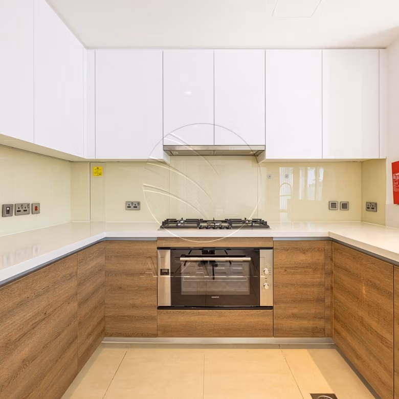 √Huge Corner Unit | VACANT | Steps from the Park√