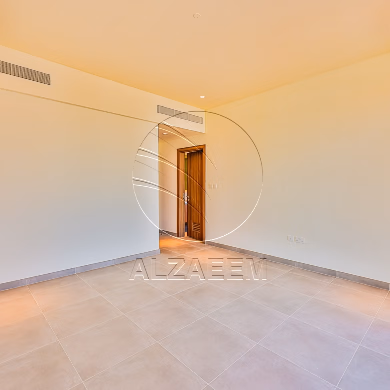 √ HOT! Single Row – Mid Unit | VACANT √