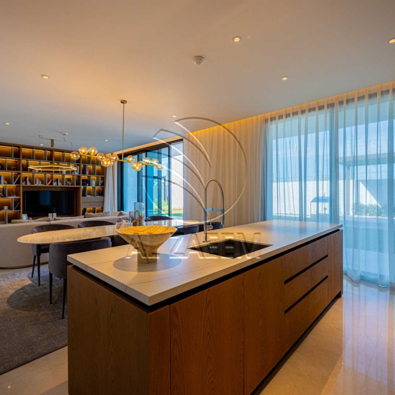 √Luxury Living | High Ceiling | Single Row Corner√