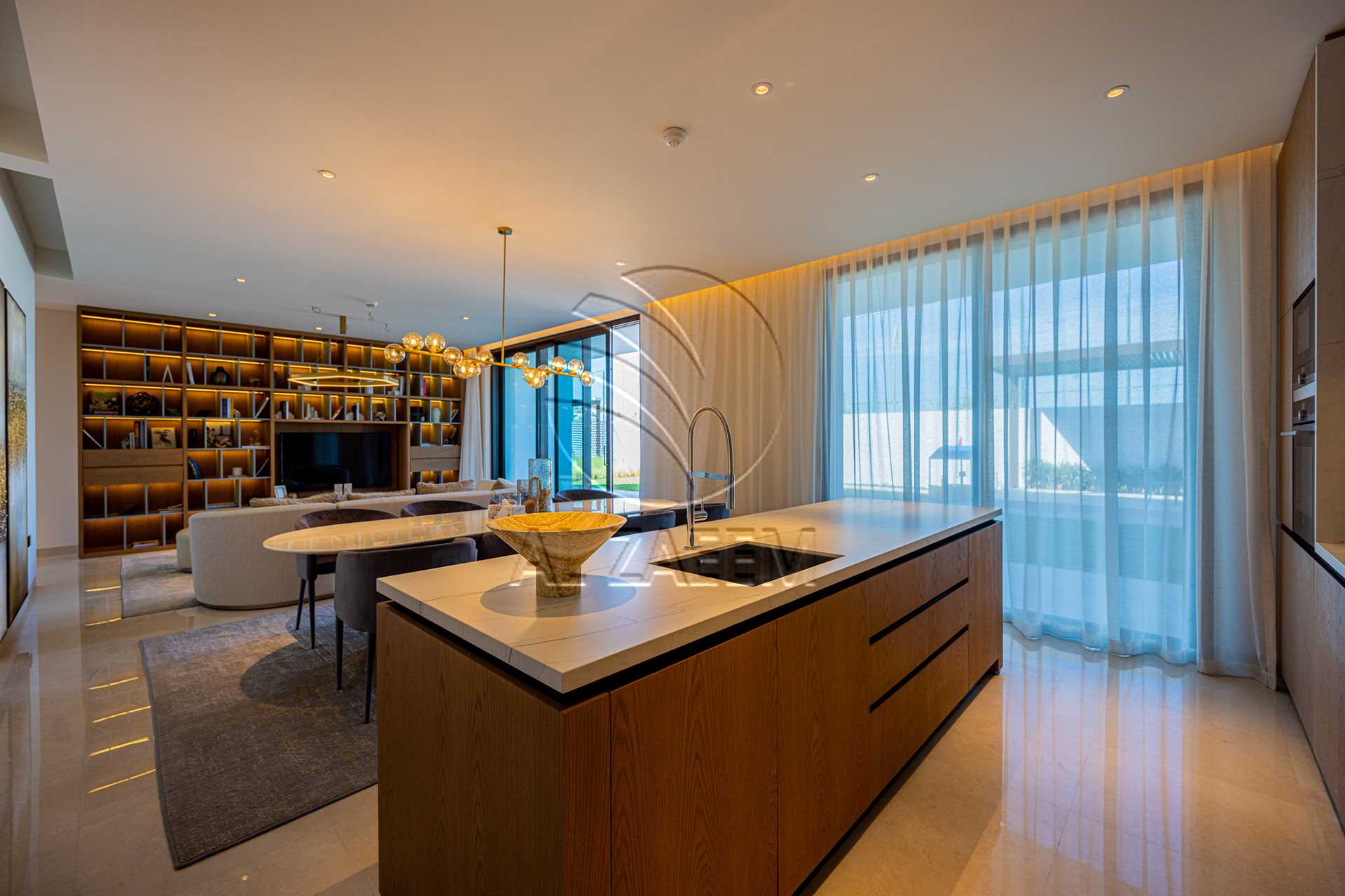√Luxury Living | High Ceiling | Single Row Corner√