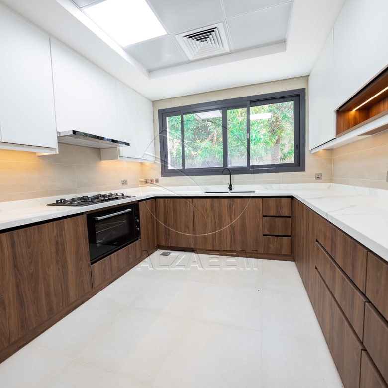 √Single Row Corner | VACANT | Prime Location√