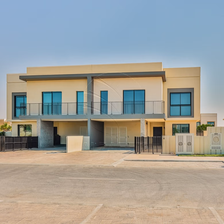 √Single Row Semi Corner | Vacant | Near the Gate√