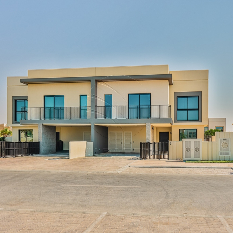 √Single Row Semi Corner | Vacant | Near the Gate√