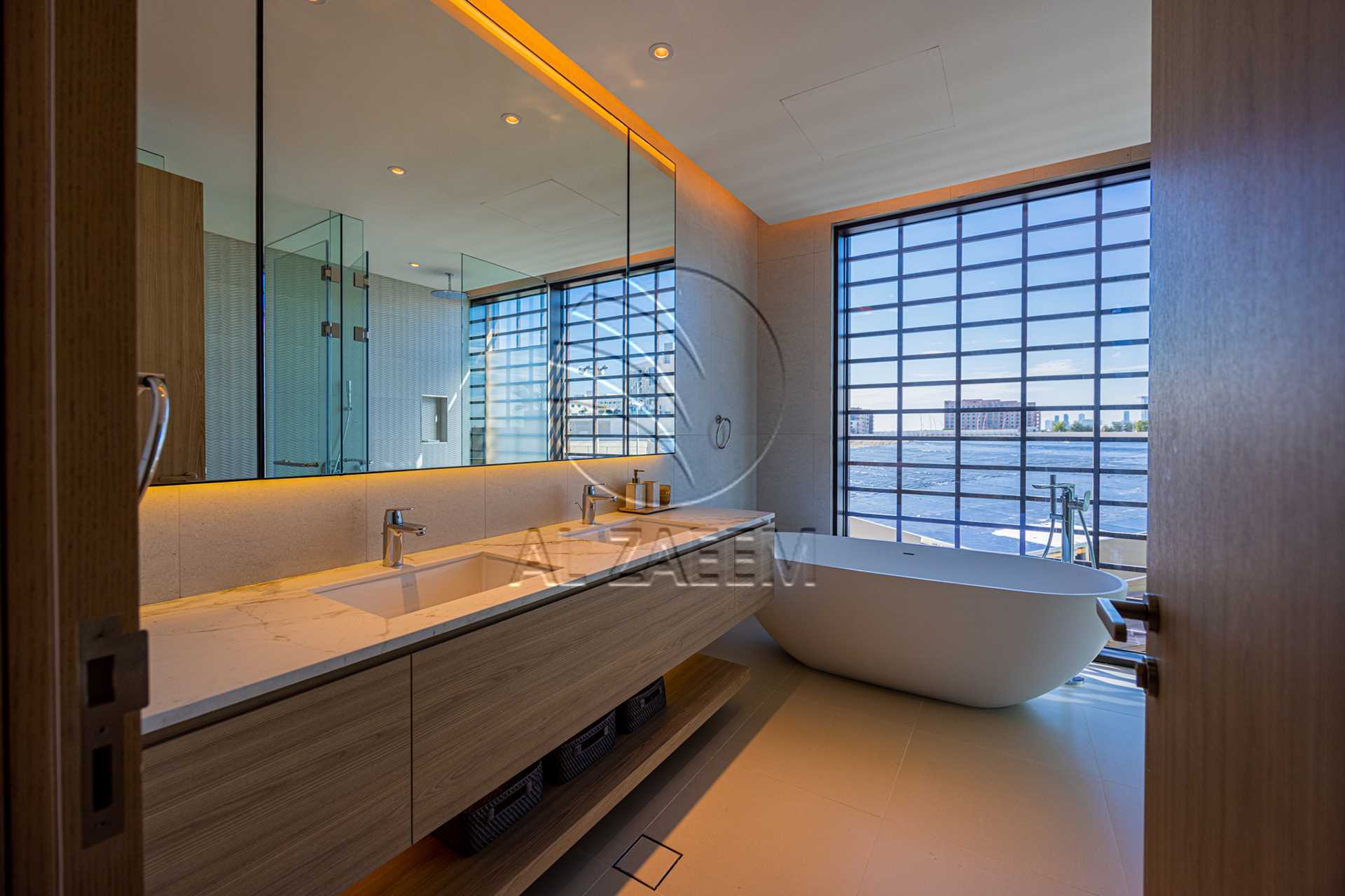 √Luxury Living | High Ceiling | Single Row Corner√