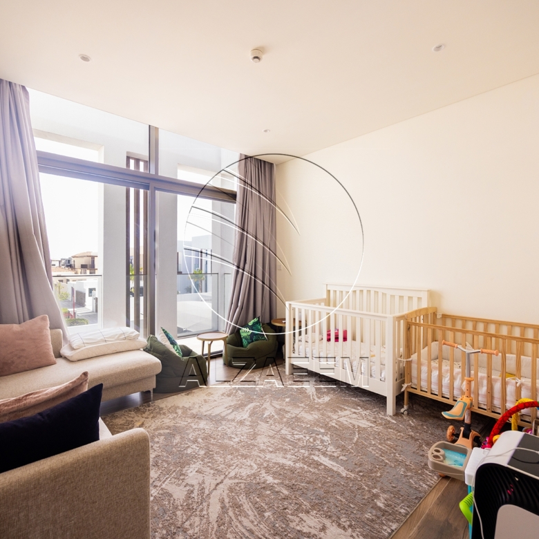 √CORNER 5BR Villa with Pool | Landscaped Garden√