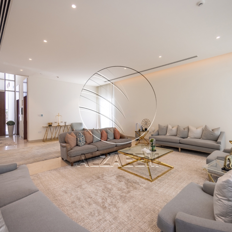 √CORNER 5BR Villa with Pool | Landscaped Garden√