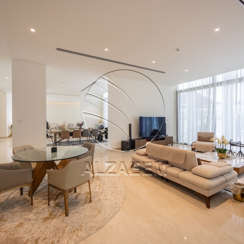 √CORNER 5BR Villa with Pool | Landscaped Garden√