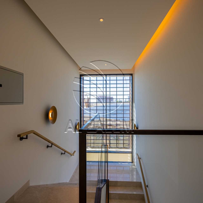 √Luxury Living | High Ceiling | Single Row Corner√