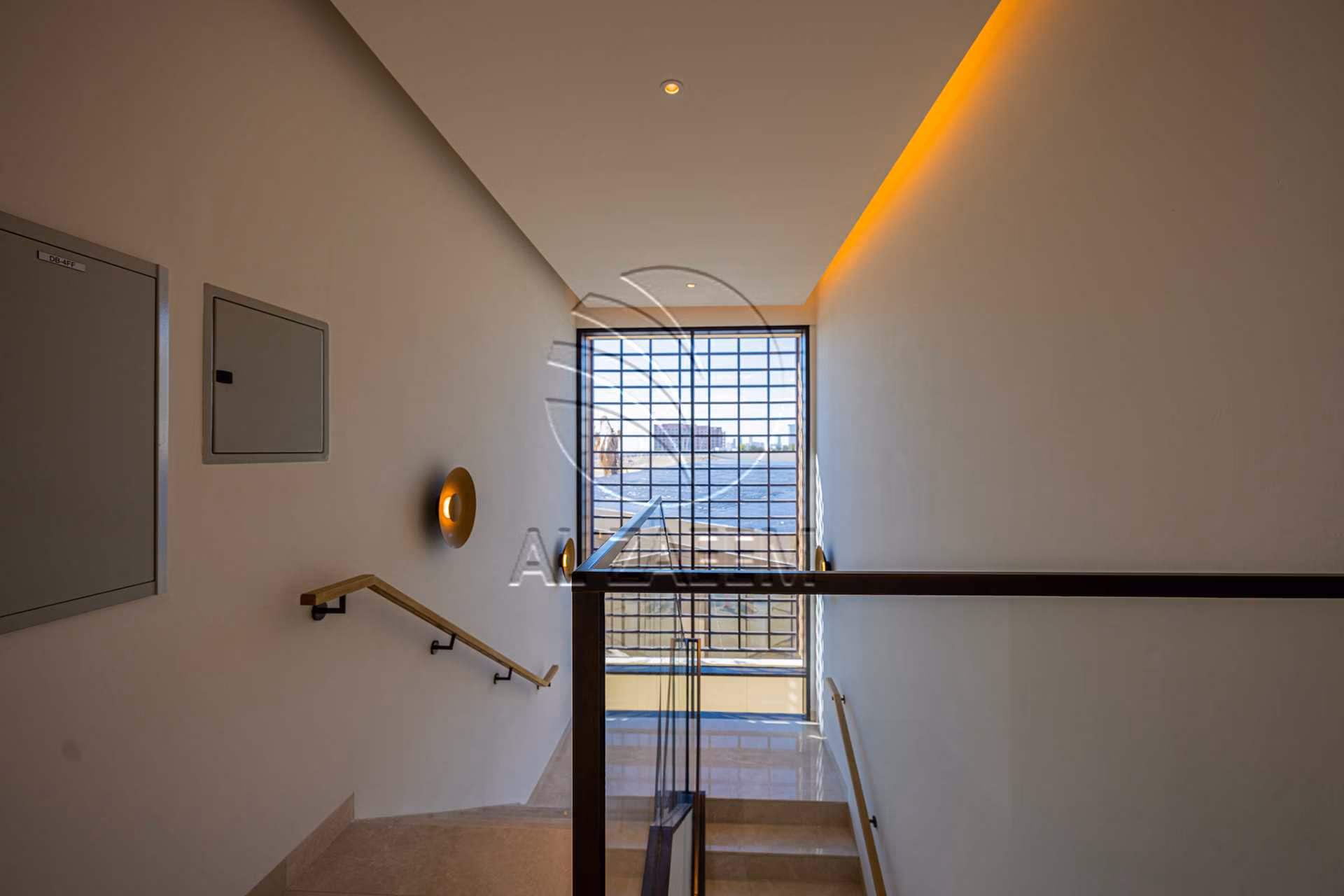 √Luxury Living | High Ceiling | Single Row Corner√
