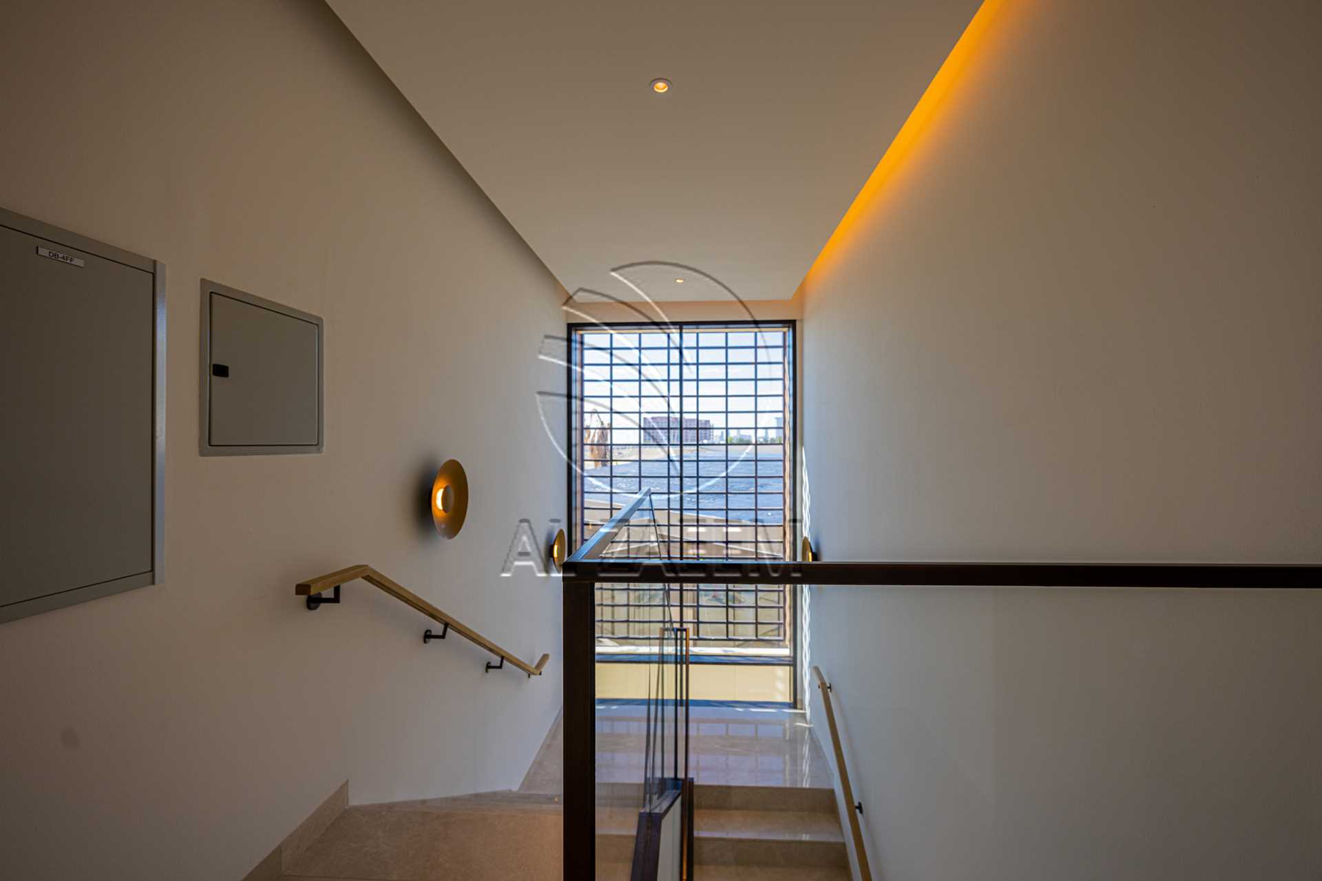 √Luxury Living | High Ceiling | Single Row Corner√