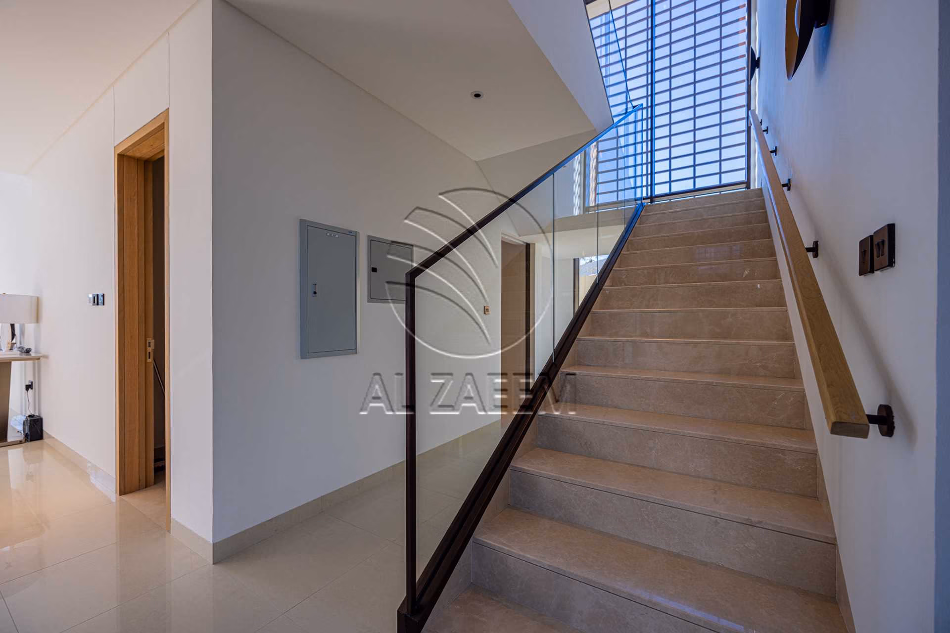 √Luxury Living | High Ceiling | Single Row Corner√