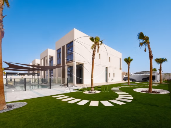 CORNER 5BR Villa with Pool | Landscaped Garden