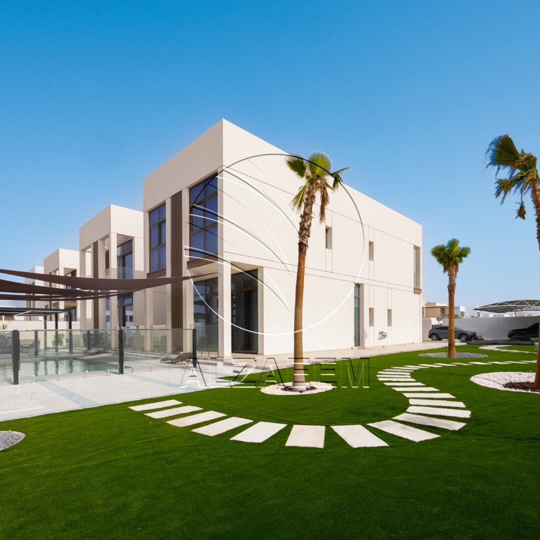 √CORNER 5BR Villa with Pool | Landscaped Garden√
