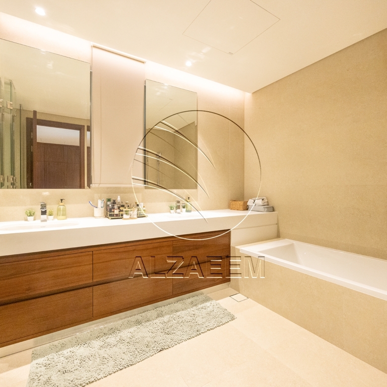 √CORNER 5BR Villa with Pool | Landscaped Garden√