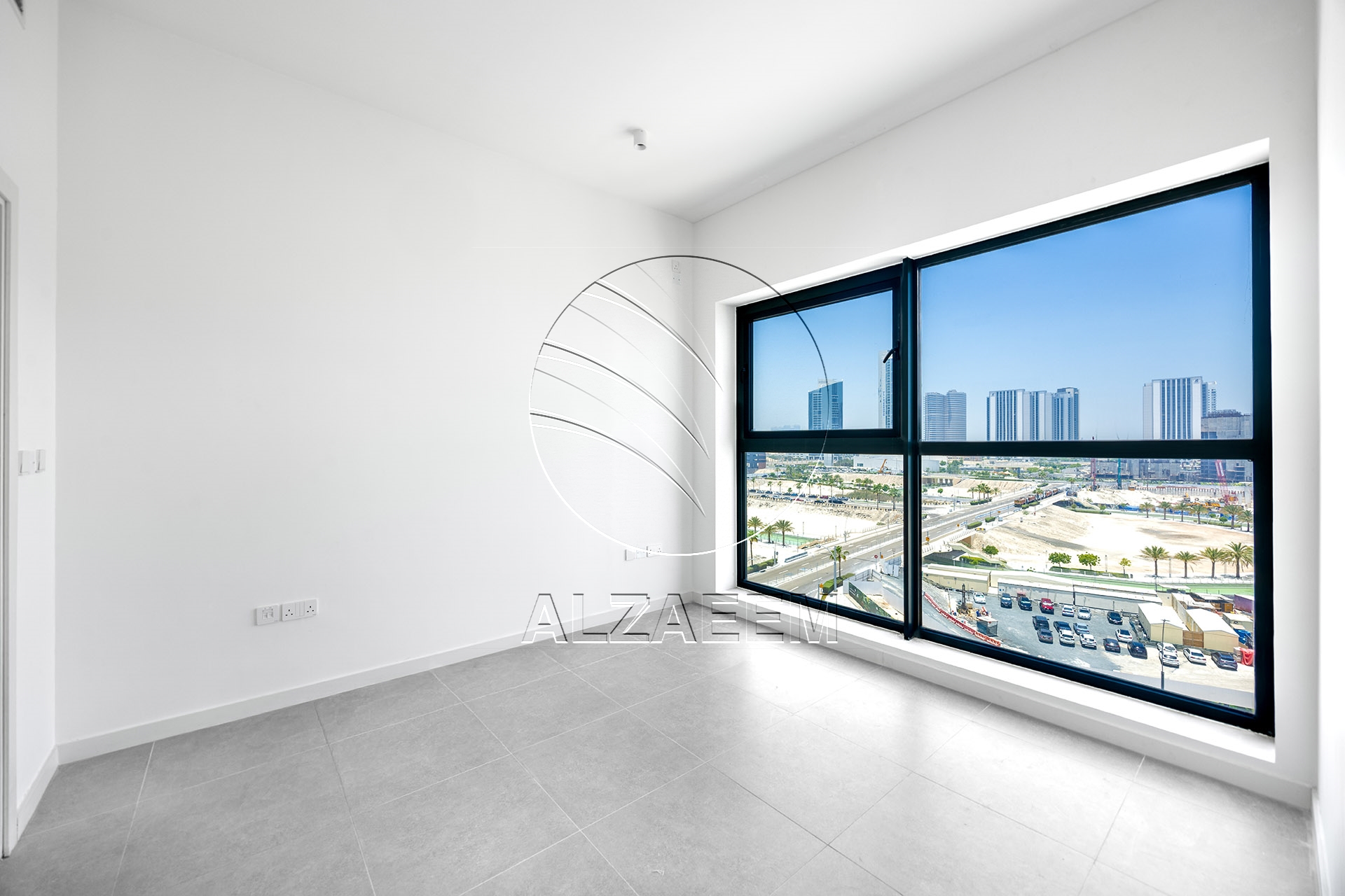 Vacant High Level Unit with Partial Sea View