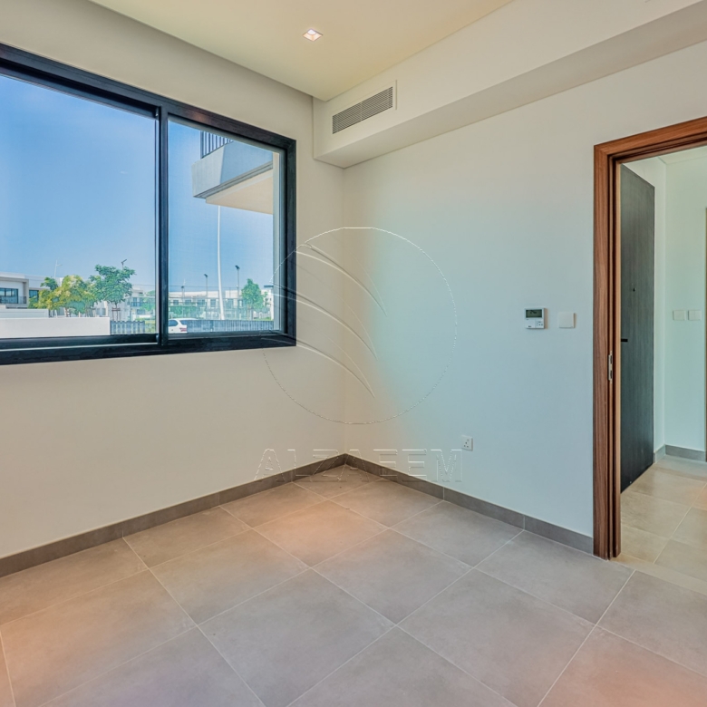 √Single Row Semi Corner | Vacant | Near the Gate√