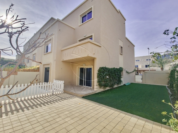 Corner Villa + Private Pool! End Use or Investment