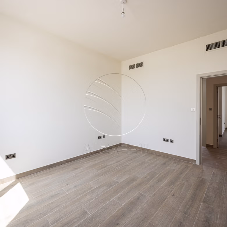 √VACANT| New Family Home | End Unit√