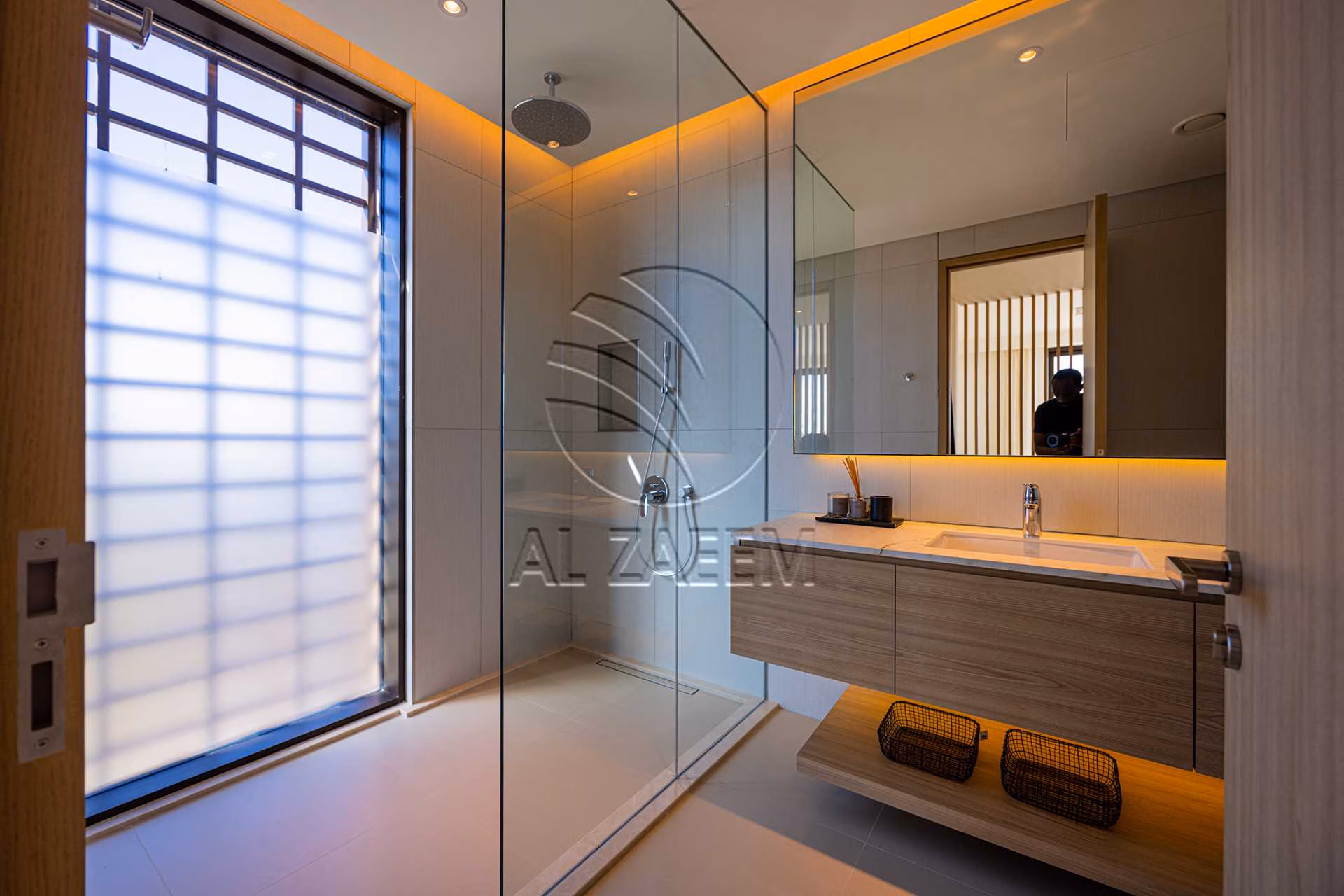 √Luxury Living | High Ceiling | Single Row Corner√