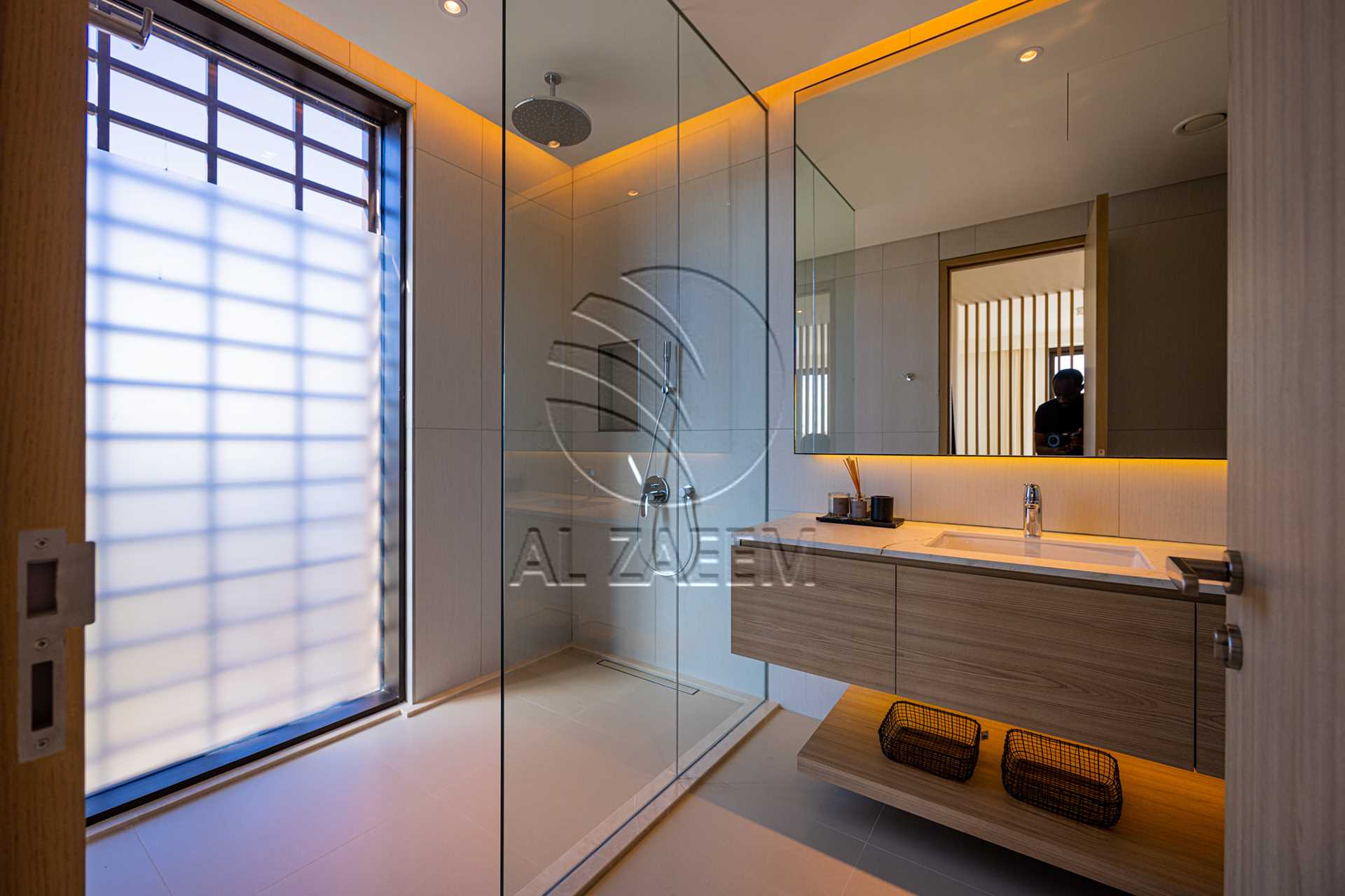 √Luxury Living | High Ceiling | Single Row Corner√