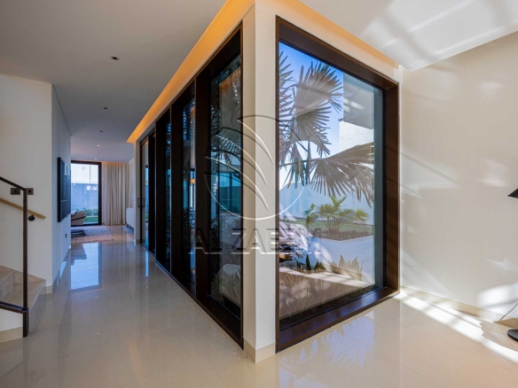 √Luxury Living | High Ceiling | Single Row Corner√