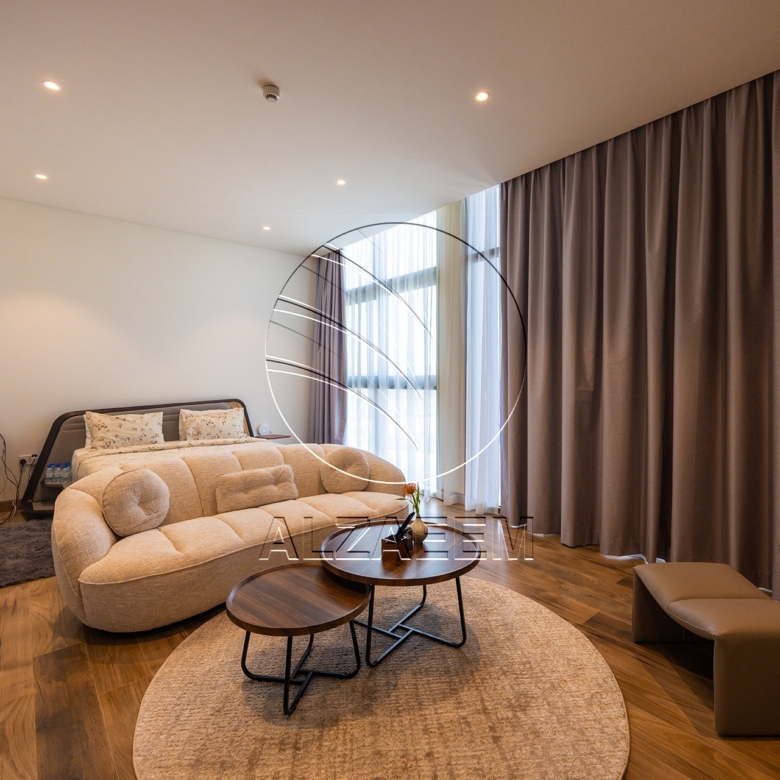 √CORNER 5BR Villa with Pool | Landscaped Garden√