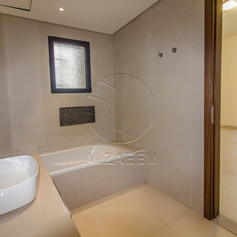 VACANT! 5BR+Maid | Mid Unit-Double Row