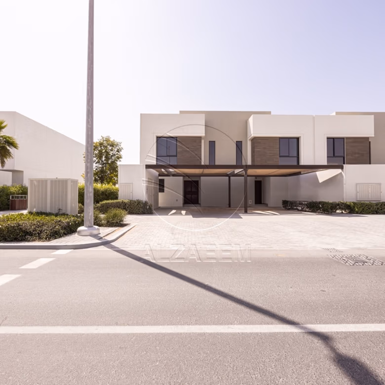√VACANT| New Family Home | End Unit√