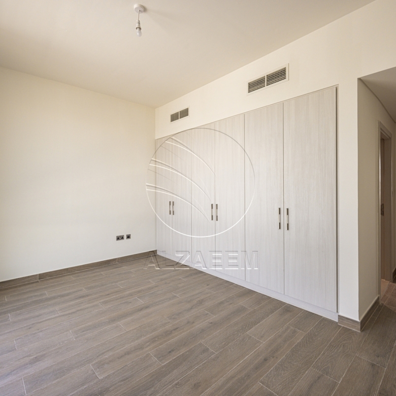 √VACANT| New Family Home | End Unit√