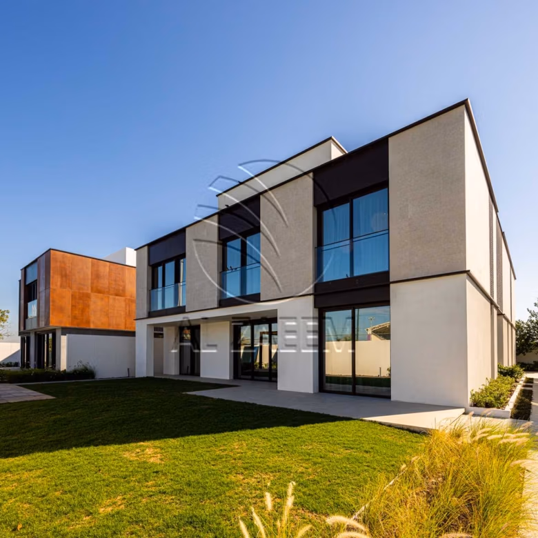 √Luxury Living | High Ceiling | Single Row Corner√