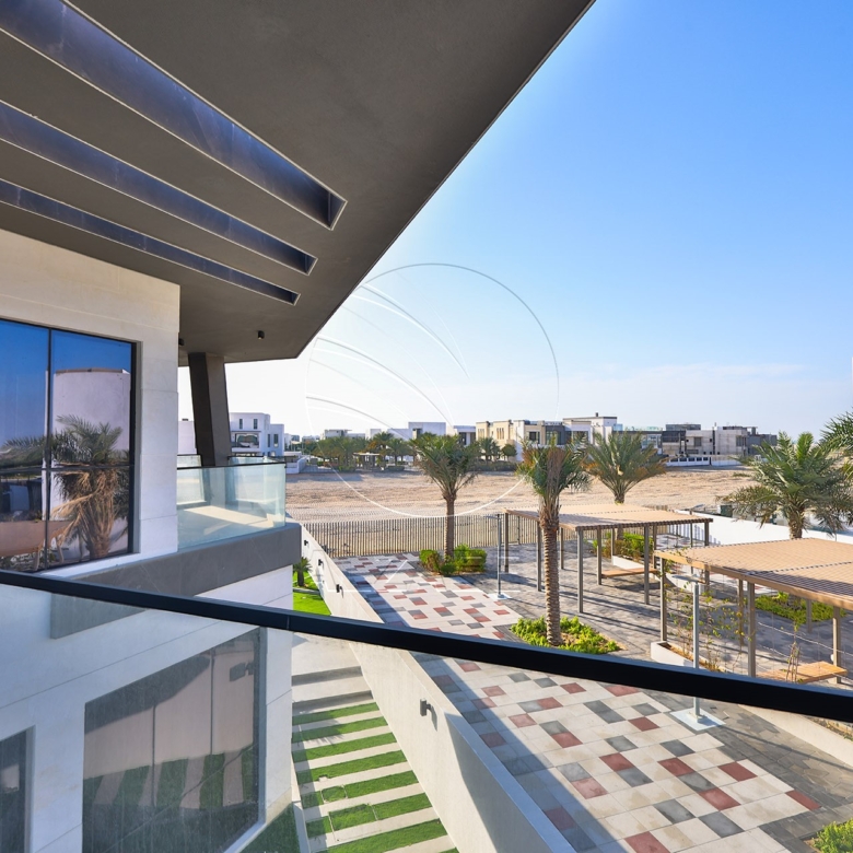 √ Single Row End | High Ceiling | Luxury Living √