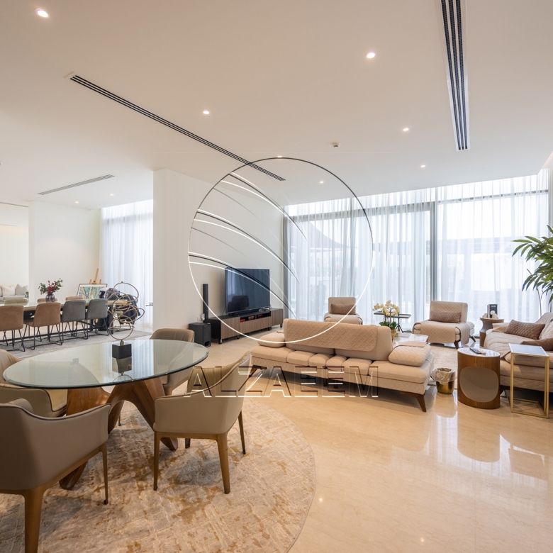 √CORNER 5BR Villa with Pool | Landscaped Garden√