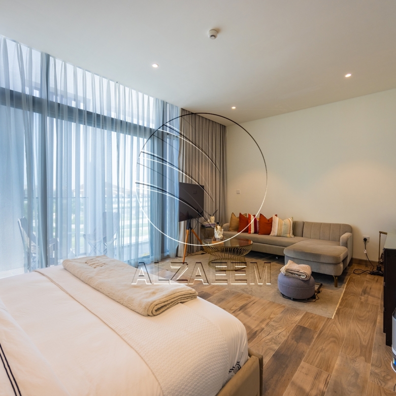 √CORNER 5BR Villa with Pool | Landscaped Garden√
