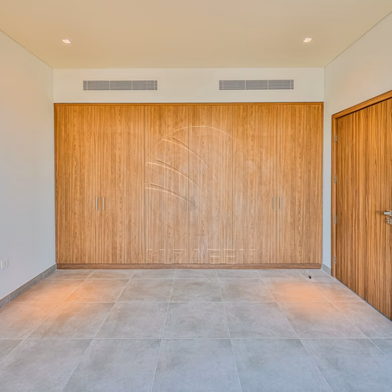 √Single Row Semi Corner | Vacant | Near the Gate√