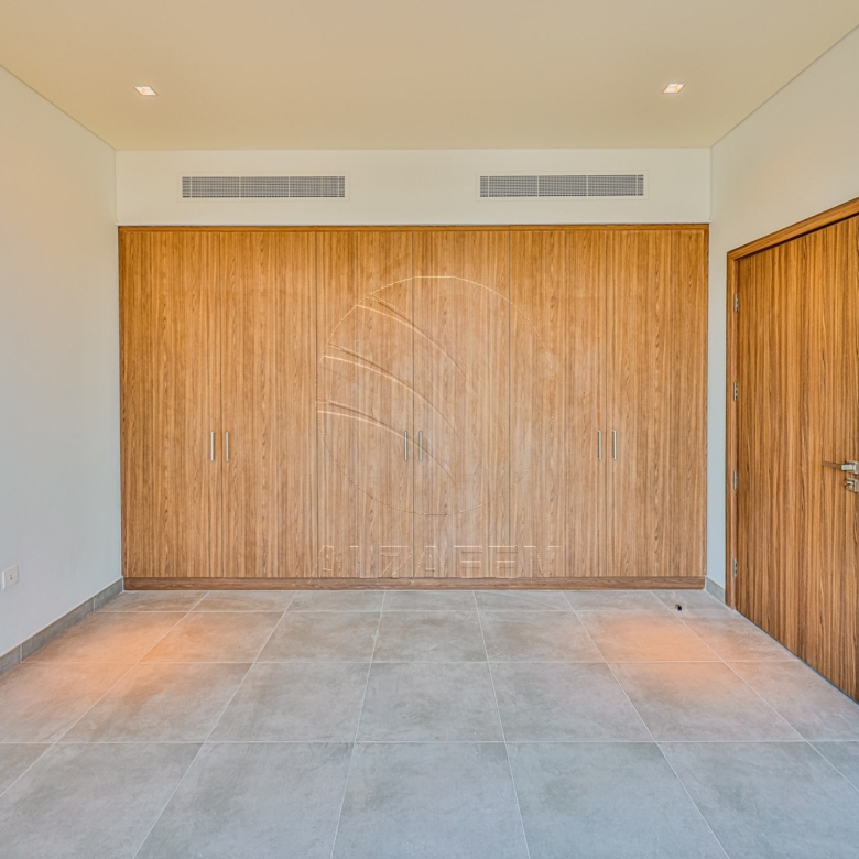 √Single Row Semi Corner | Vacant | Near the Gate√