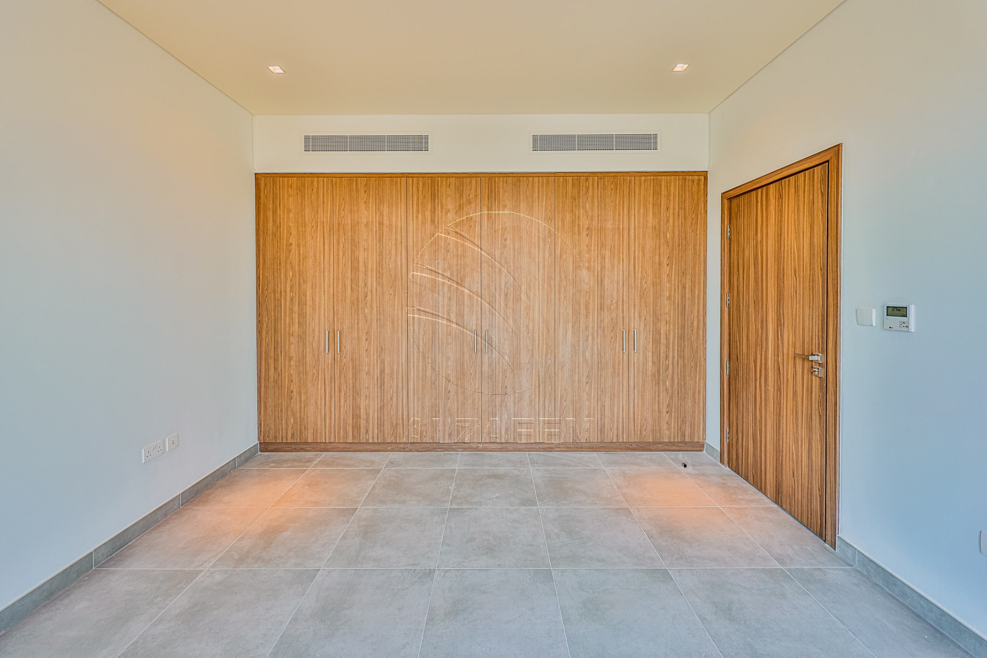 √Single Row Semi Corner | Vacant | Near the Gate√