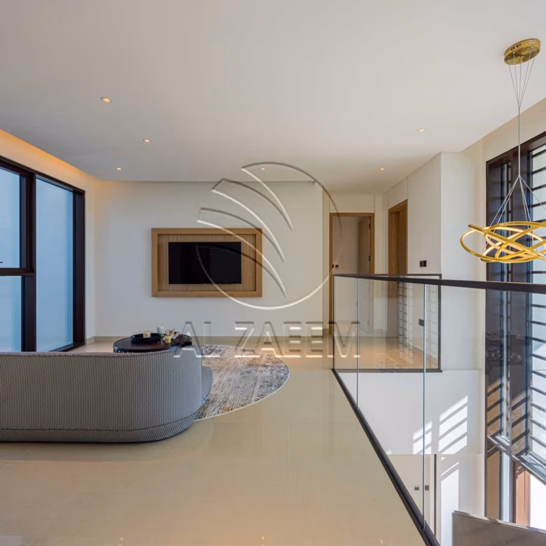 √Luxury Living | High Ceiling | Single Row Corner√