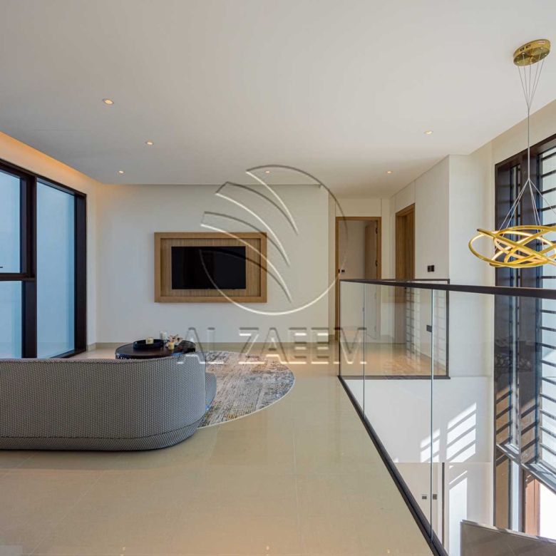 √Luxury Living | High Ceiling | Single Row Corner√