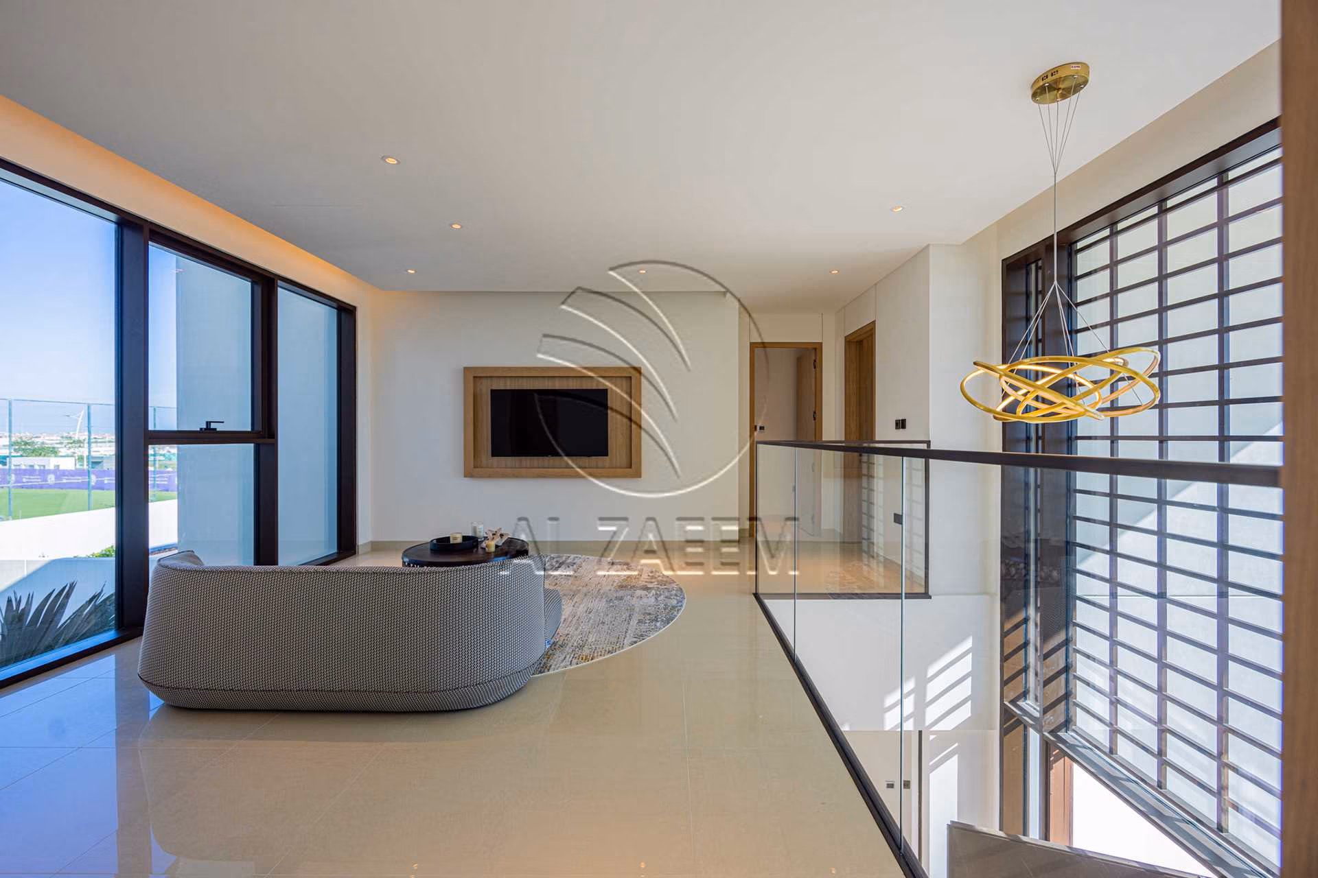 √Luxury Living | High Ceiling | Single Row Corner√