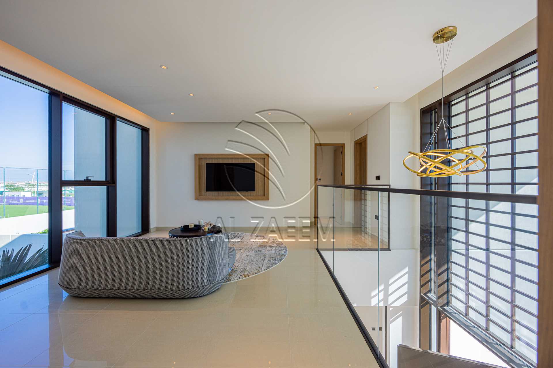√Luxury Living | High Ceiling | Single Row Corner√