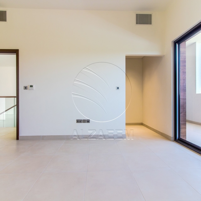 VACANT! 5BR+Maid | Mid Unit-Double Row