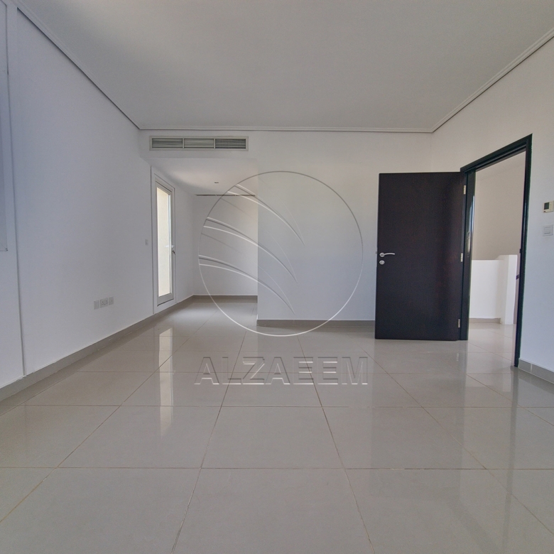 Corner Villa + Private Pool! End Use or Investment