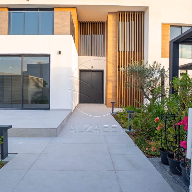High Quality Upgraded Villa | Single Row | VACANT