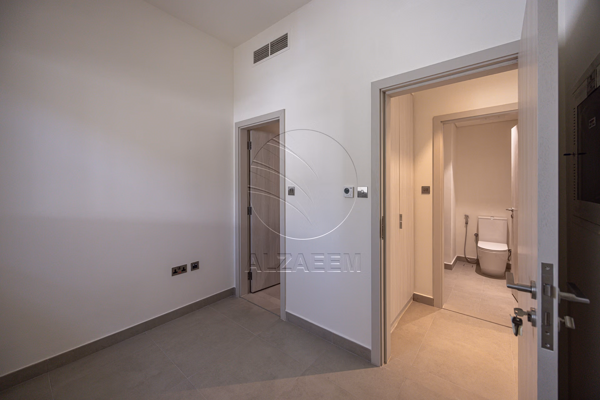 √VACANT| New Family Home | End Unit√