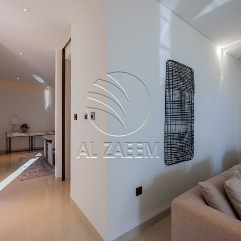 √Luxury Living | High Ceiling | Single Row Corner√