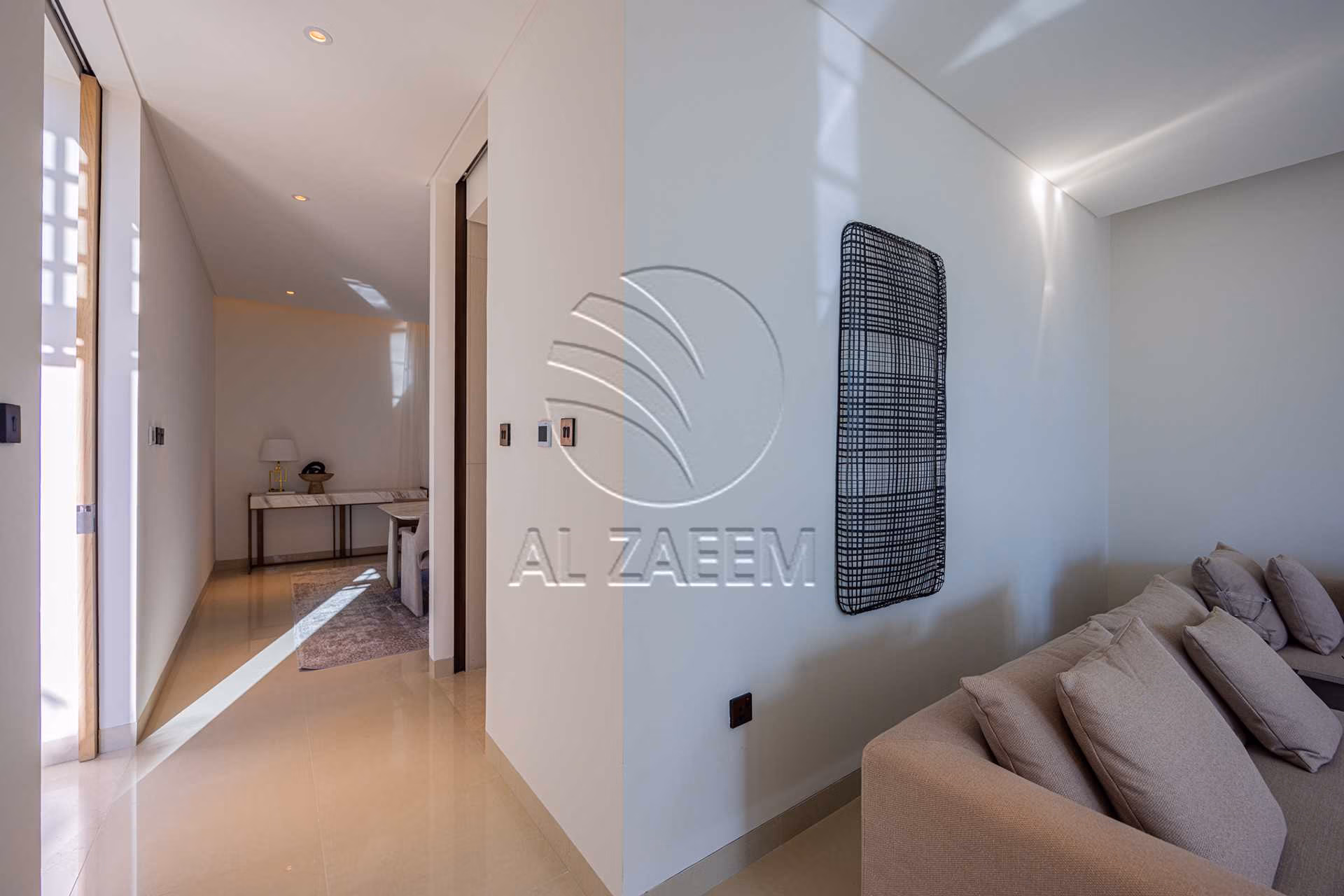 √Luxury Living | High Ceiling | Single Row Corner√