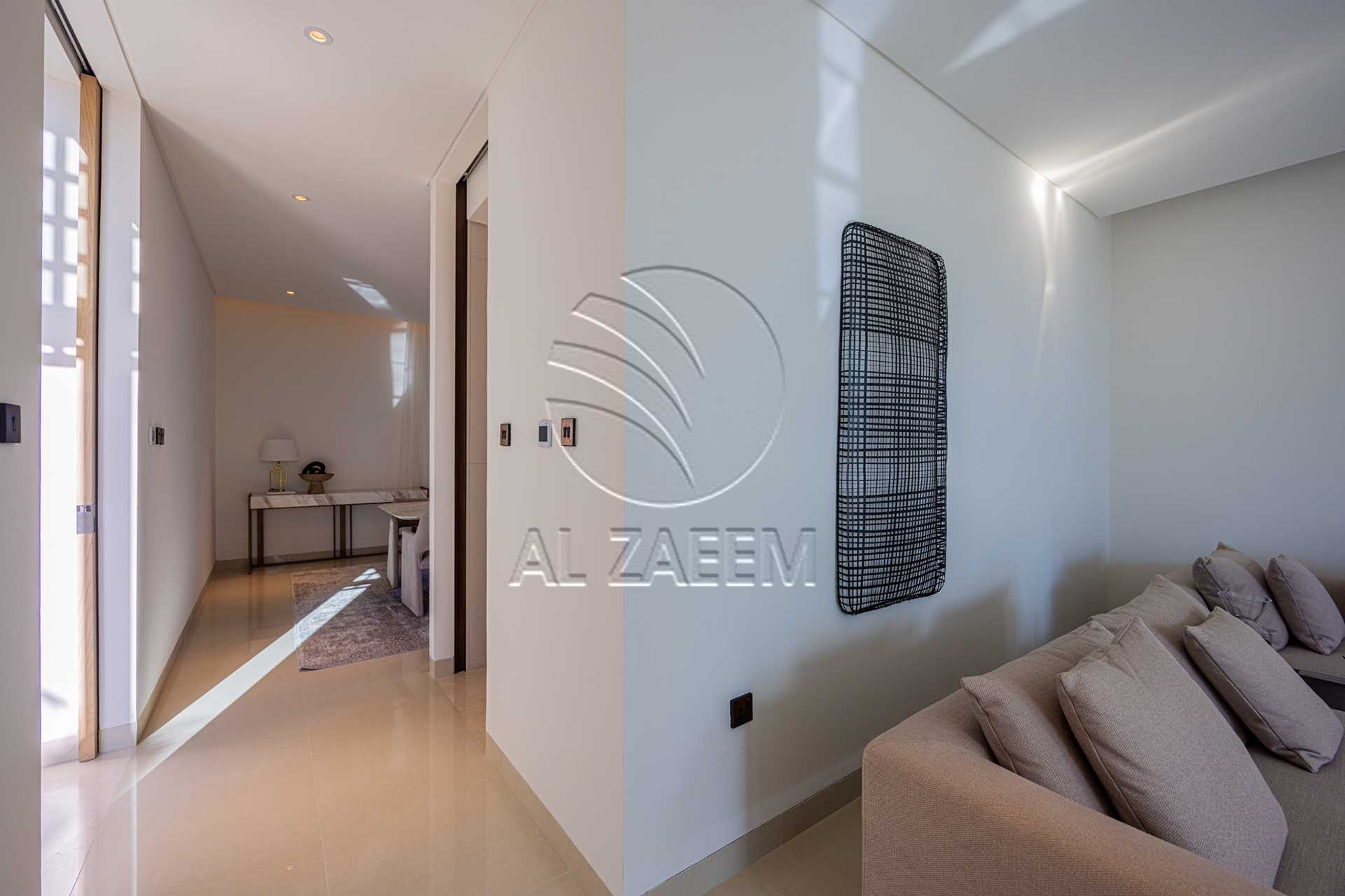 √Luxury Living | High Ceiling | Single Row Corner√